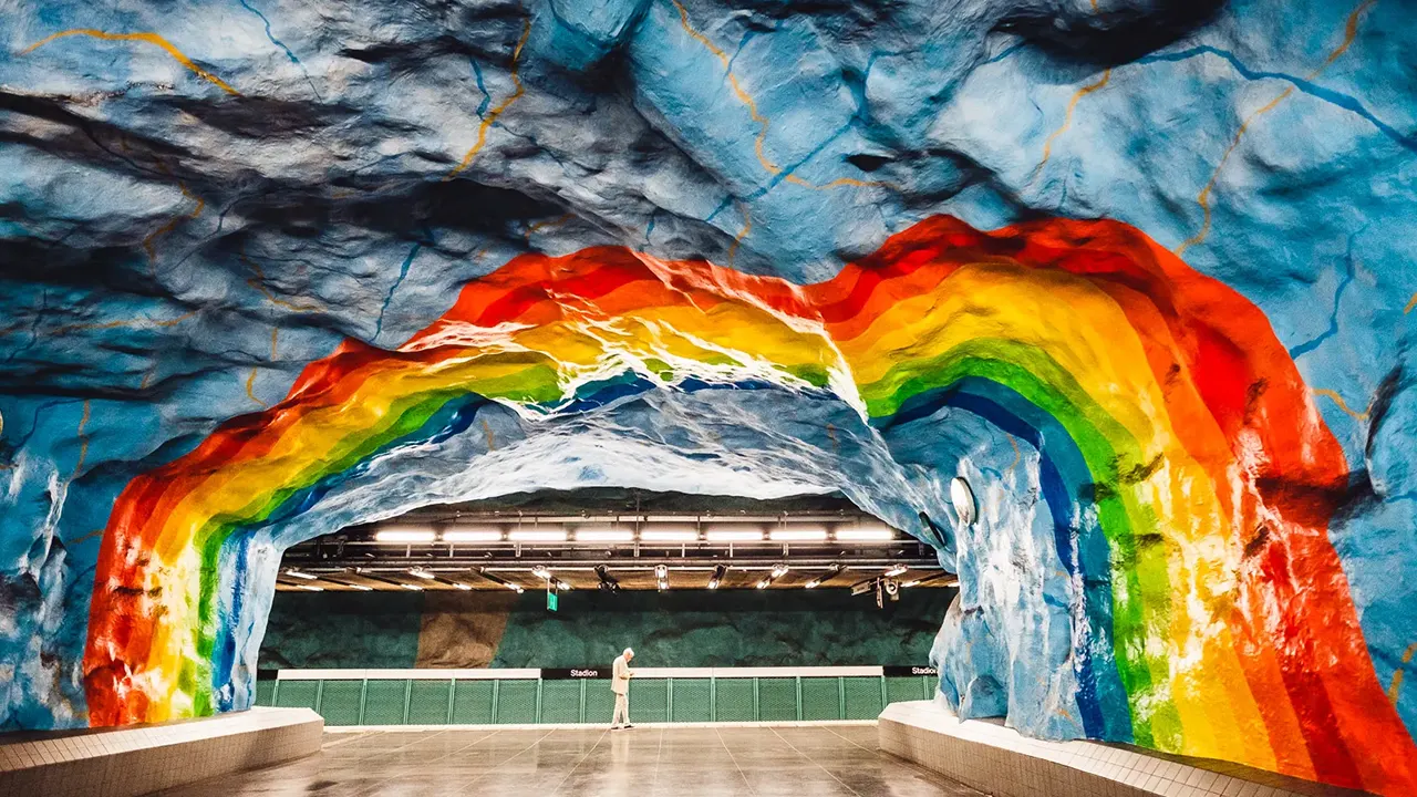 تجمع مدينة ستوكهولم بين الحيوية والتاريخ، حيث تتلاقى فيها المعالم الحديثة مع الآثار القديمة. تستطيع أن تتعرف على تاريخ المدينة وتتعرف على ثقافاتها وفنونها المختلفة من خلال زيارتك للمدينة القديمة أو من خلال جولتك لأشهر مزاراتها السياحية، ومتاحفها العتيقة.